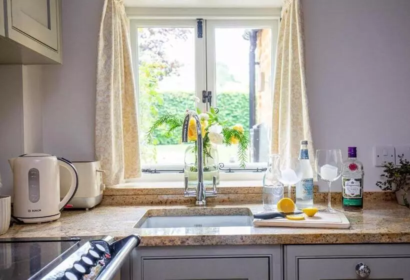 Climbing Rose Cottage   Dog Friendly   Peaceful Cotswold Cottage