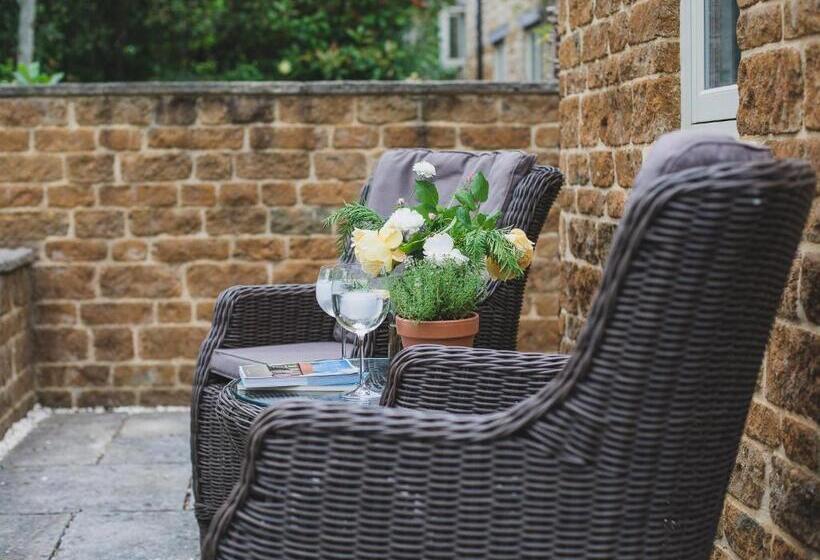 Climbing Rose Cottage   Dog Friendly   Peaceful Cotswold Cottage