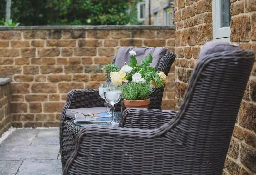 Climbing Rose Cottage   Dog Friendly   Peaceful Cotswold Cottage