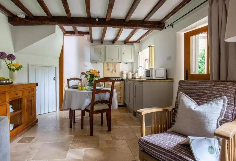 Climbing Rose Cottage   Dog Friendly   Peaceful Cotswold Cottage