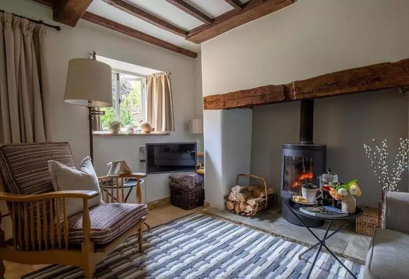 Climbing Rose Cottage   Dog Friendly   Peaceful Cotswold Cottage
