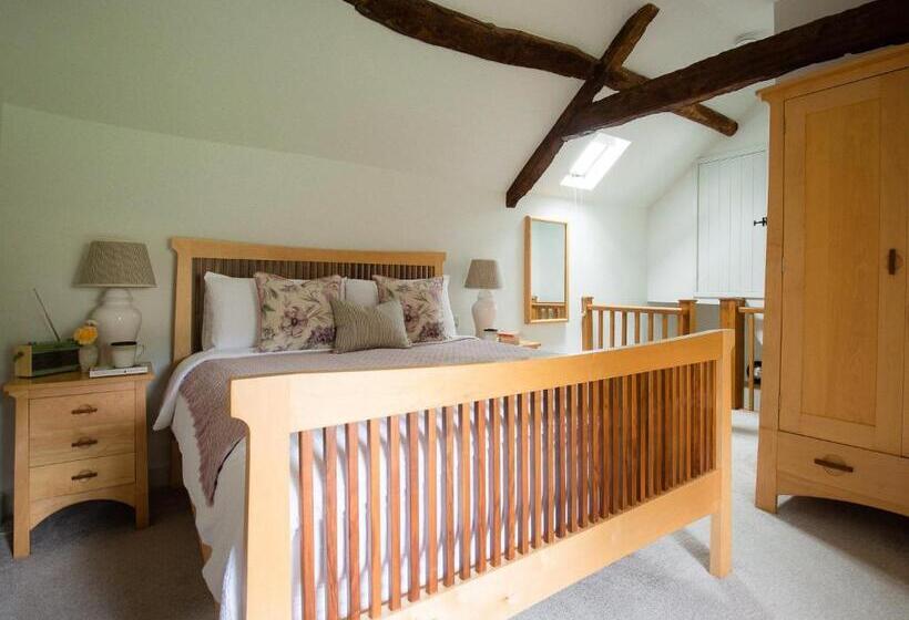 Climbing Rose Cottage   Dog Friendly   Peaceful Cotswold Cottage