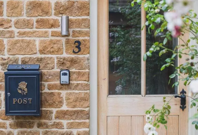 Climbing Rose Cottage   Dog Friendly   Peaceful Cotswold Cottage