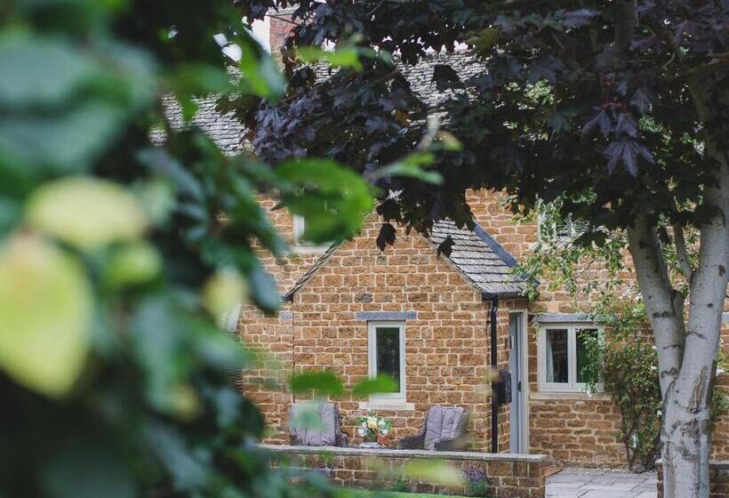 Climbing Rose Cottage   Dog Friendly   Peaceful Cotswold Cottage