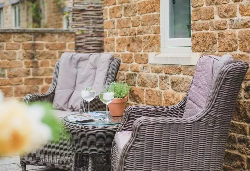 Climbing Rose Cottage   Dog Friendly   Peaceful Cotswold Cottage