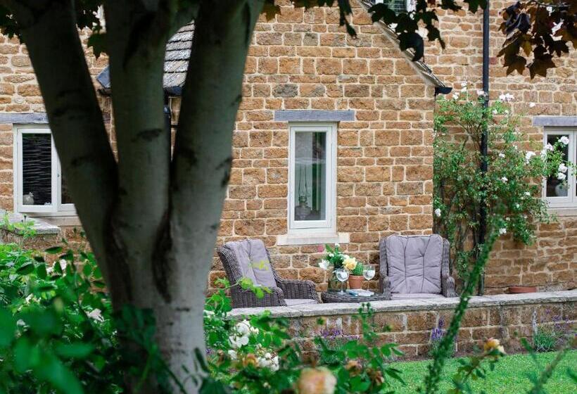 Climbing Rose Cottage   Dog Friendly   Peaceful Cotswold Cottage