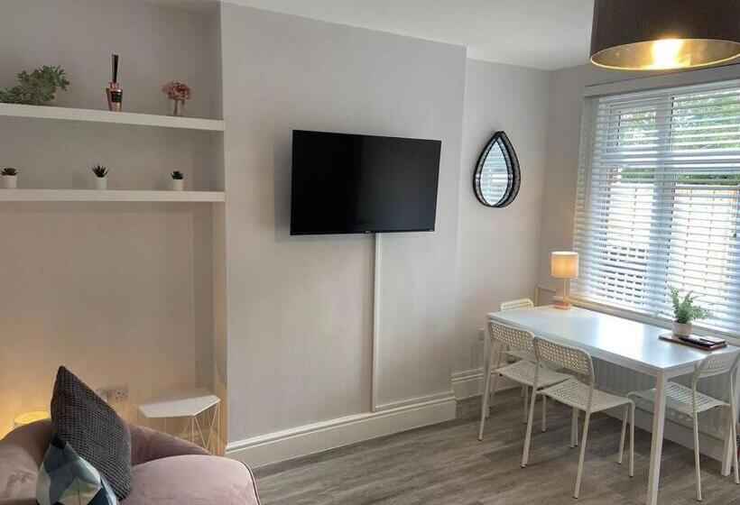 Modern Ground Floor Garden Apartment With Parking