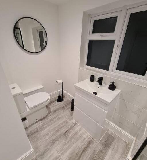 Modern Ground Floor Garden Apartment With Parking