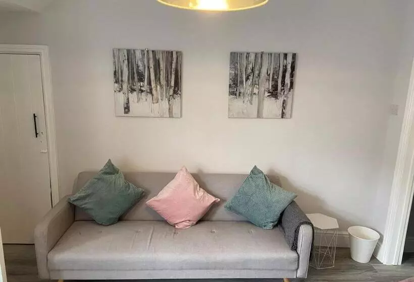 Modern Ground Floor Garden Apartment With Parking