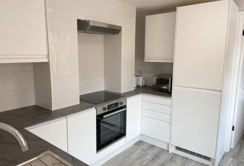 Modern Ground Floor Garden Apartment With Parking