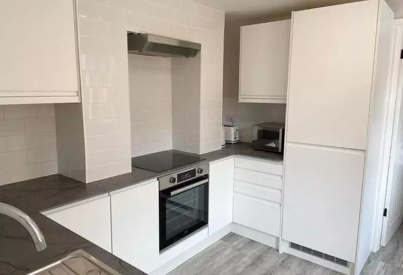 Modern Ground Floor Garden Apartment With Parking