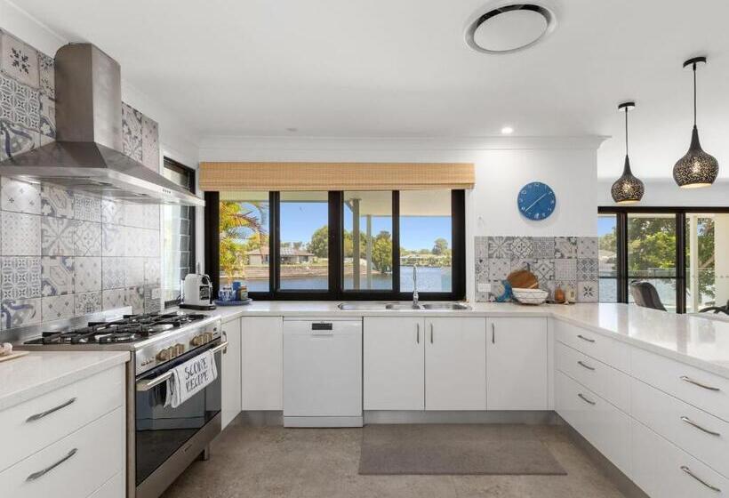 Pottsville Oasis With Pool & Private Entry To Canal