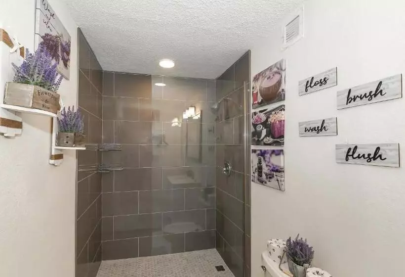Heated Pool, Fireplace, 70 Tv, Waterfront & More!