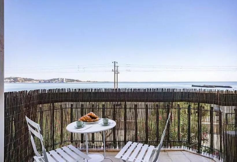 Charming Tm Flat By The Ocean With A View
