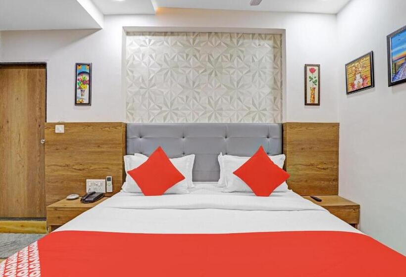 בית מלון כפרי Oyo 85289  Raffles