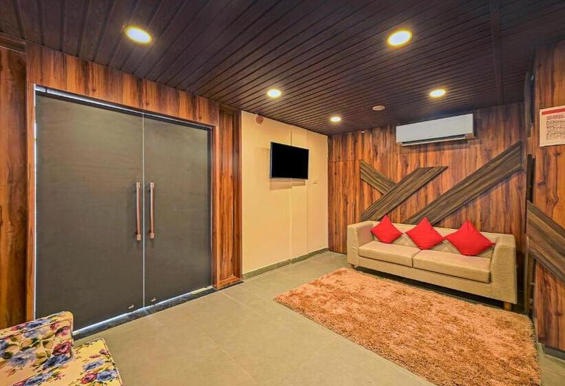 هتل Super Townhouse Oak Hillside Aqua