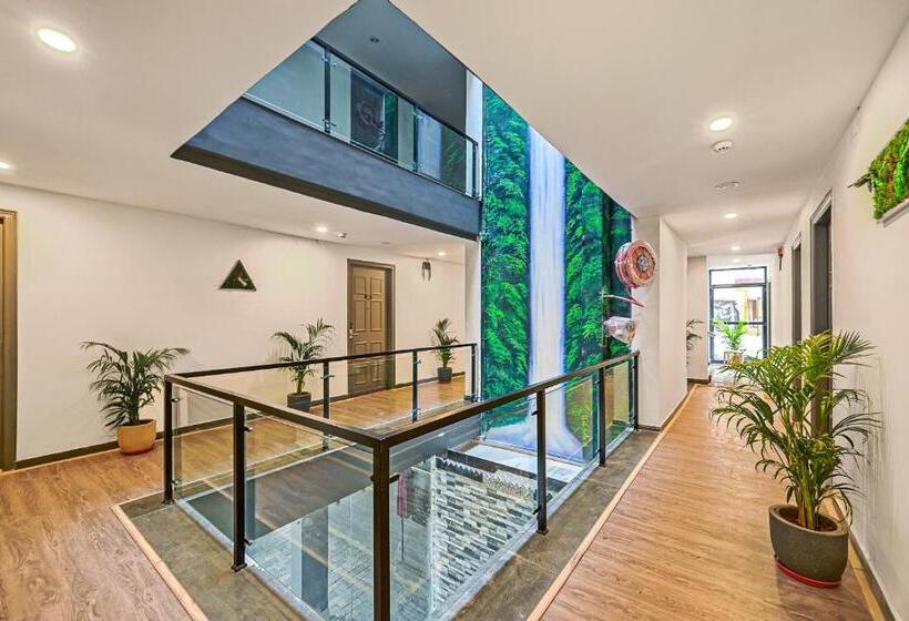 هتل Super Townhouse Oak Hillside Aqua