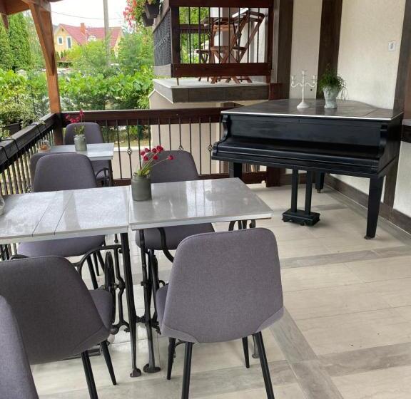 Platán Apartmanház