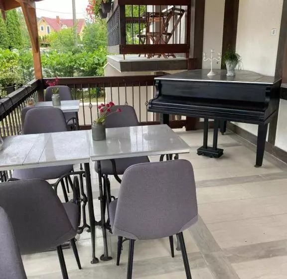 Platán Apartmanház