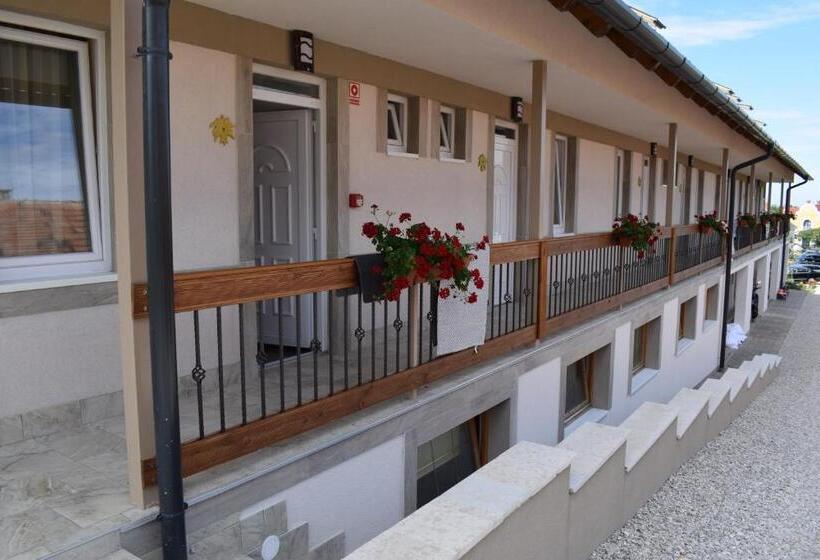 Platán Apartmanház