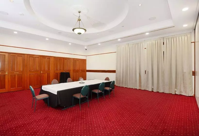 Hotel Oaks Gladstone Grand