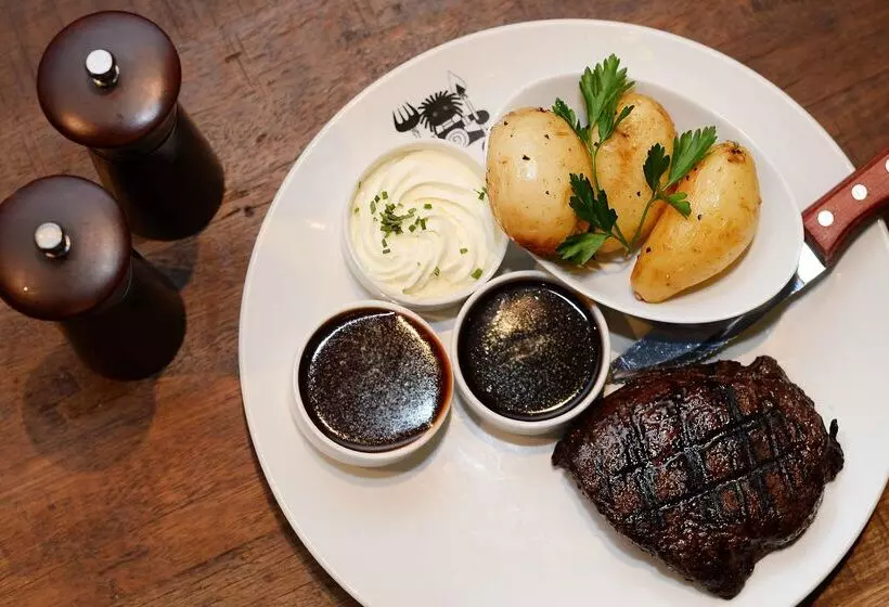 Hotel Oaks Gladstone Grand