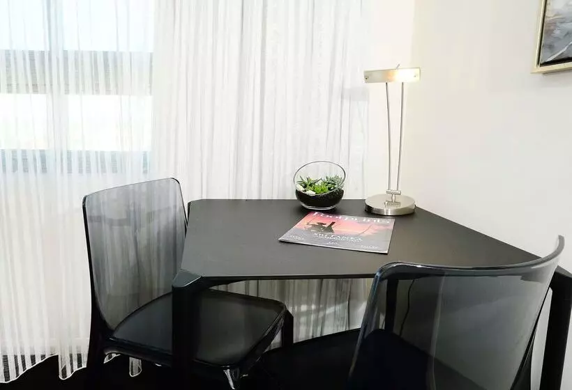 Hotel Oaks Gladstone Grand