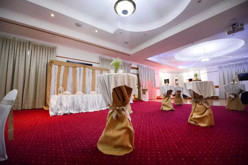 Hotel Oaks Gladstone Grand