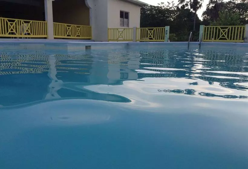 هتل Royale Hummingbird Cliff Resort