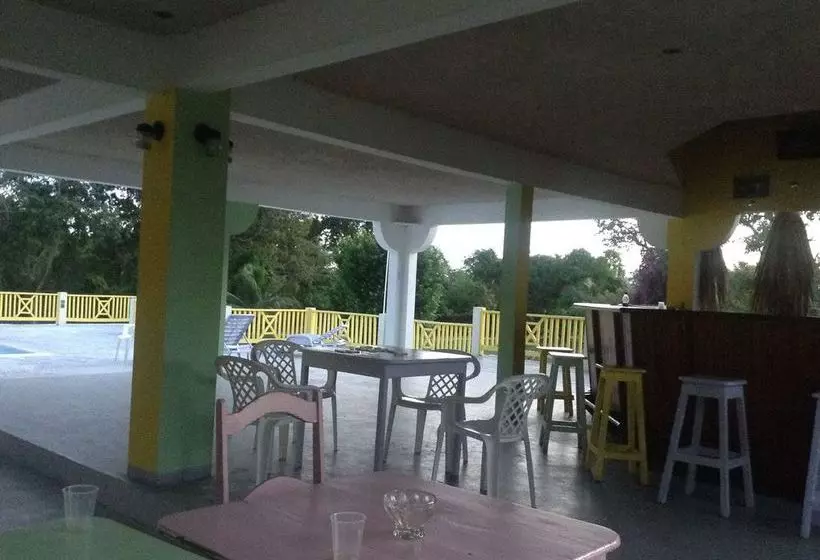 هتل Royale Hummingbird Cliff Resort