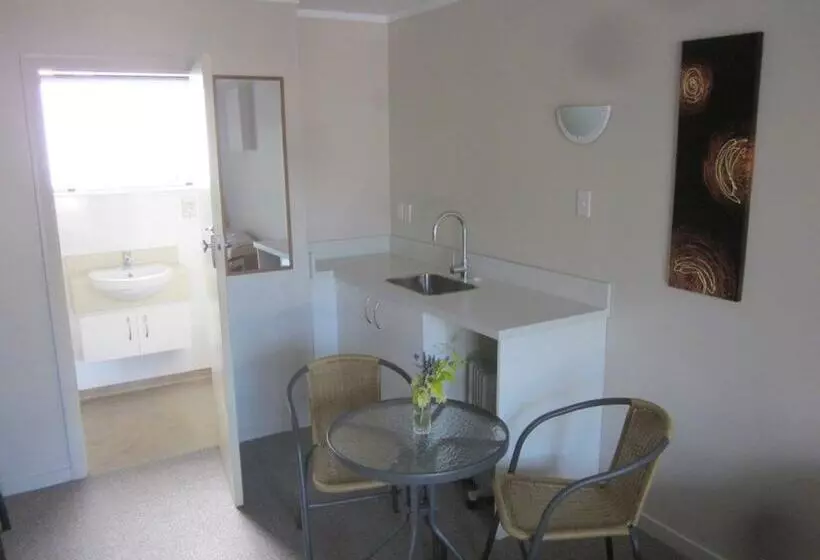 فندق على الطريق Raymar Motor Inn