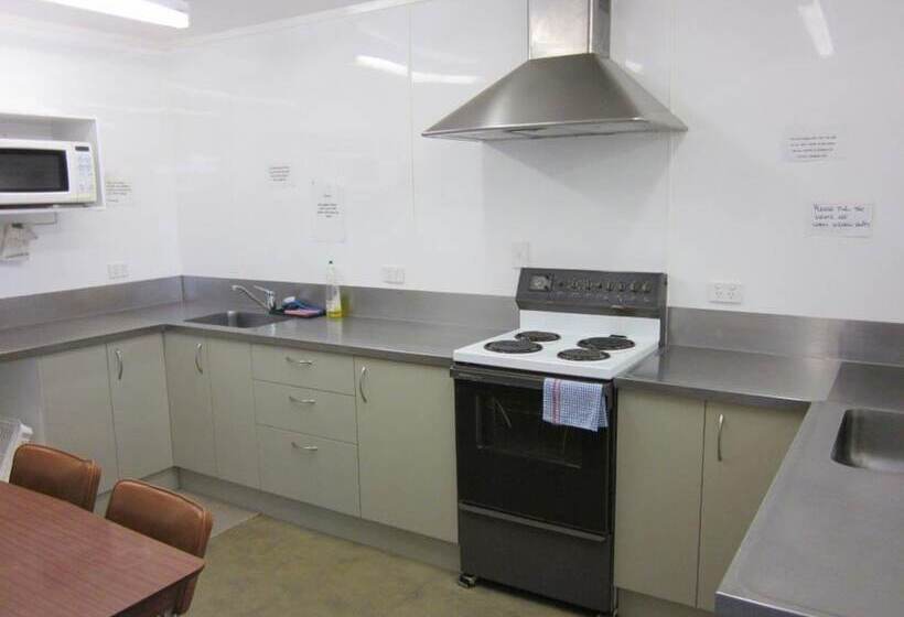 فندق على الطريق Raymar Motor Inn