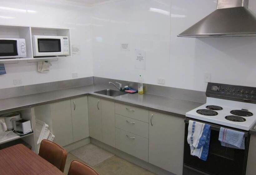 فندق على الطريق Raymar Motor Inn