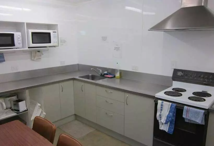 فندق على الطريق Raymar Motor Inn