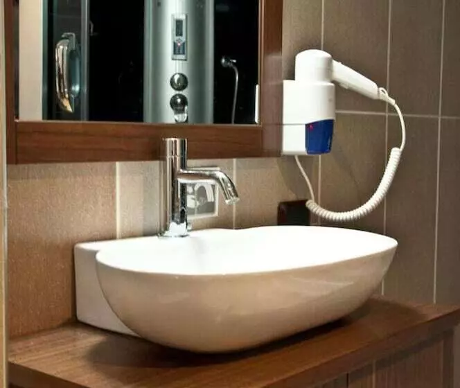 Simre Otel
