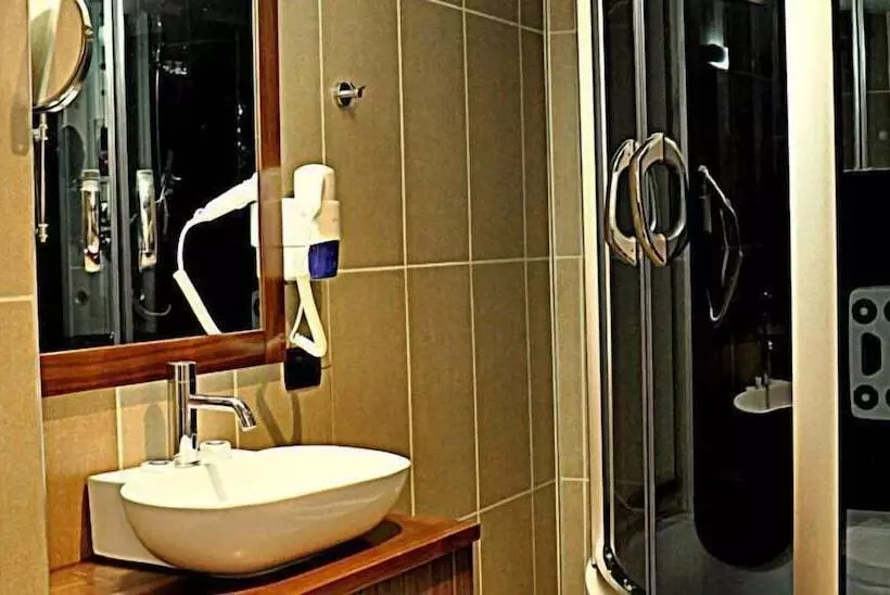 Simre Otel