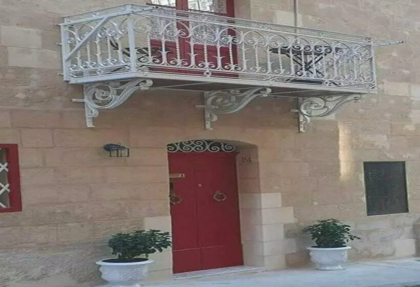 Cozy Corner House In Valletta   Authentic!