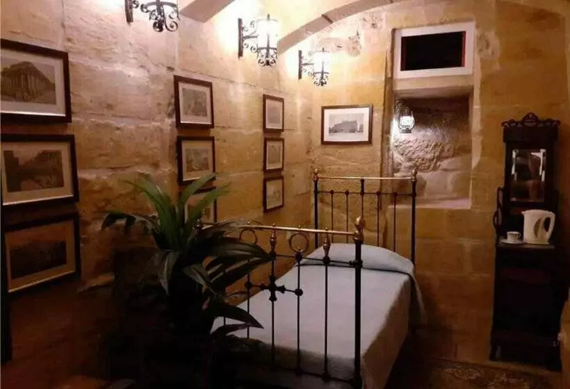 Cozy Corner House In Valletta   Authentic!