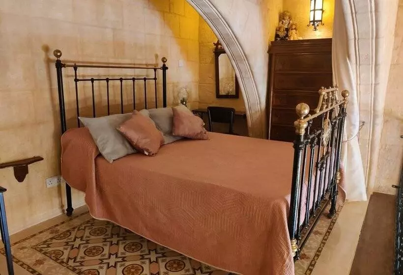 Cozy Corner House In Valletta   Authentic!