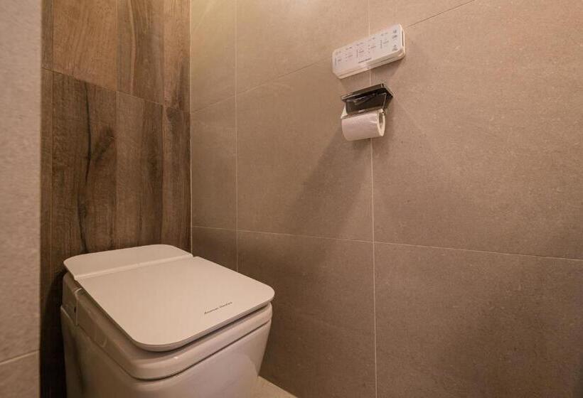 Luxury Hanok With Private Bathtub   Sn08