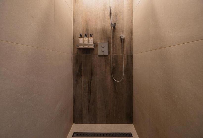 Luxury Hanok With Private Bathtub   Sn08