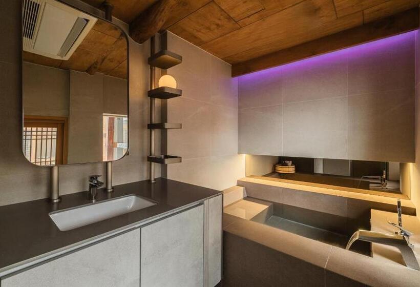 Luxury Hanok With Private Bathtub   Sn08