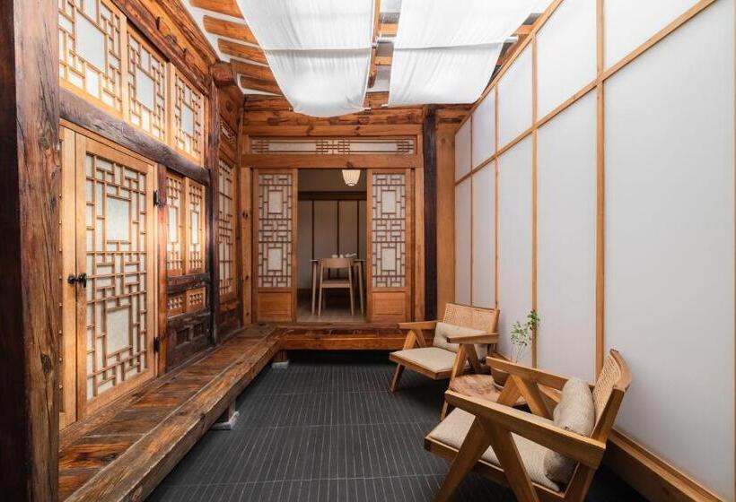 Luxury Hanok With Private Bathtub   Sn08