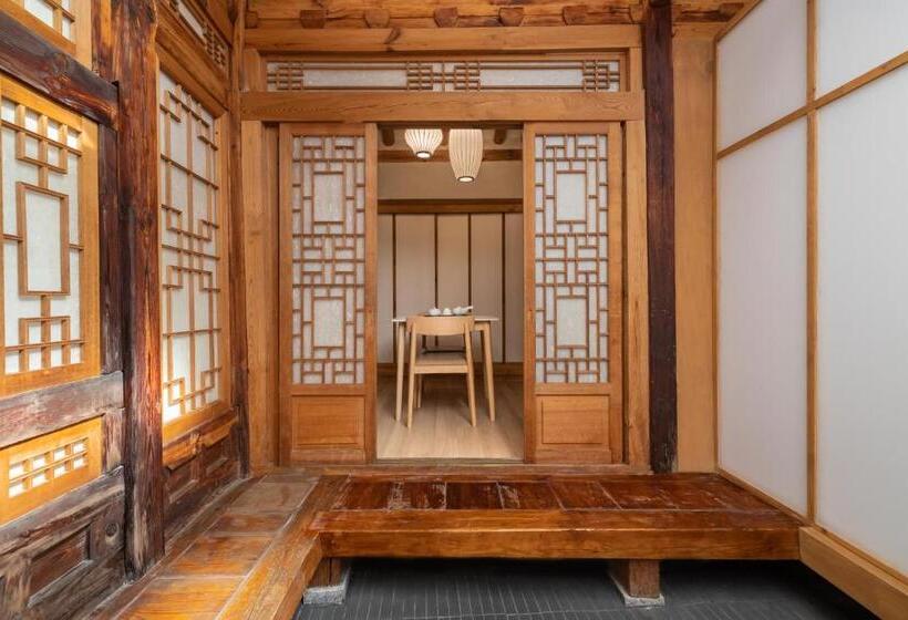 Luxury Hanok With Private Bathtub   Sn08