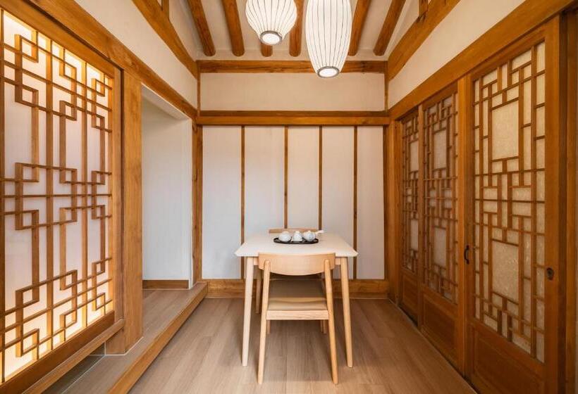 Luxury Hanok With Private Bathtub   Sn08