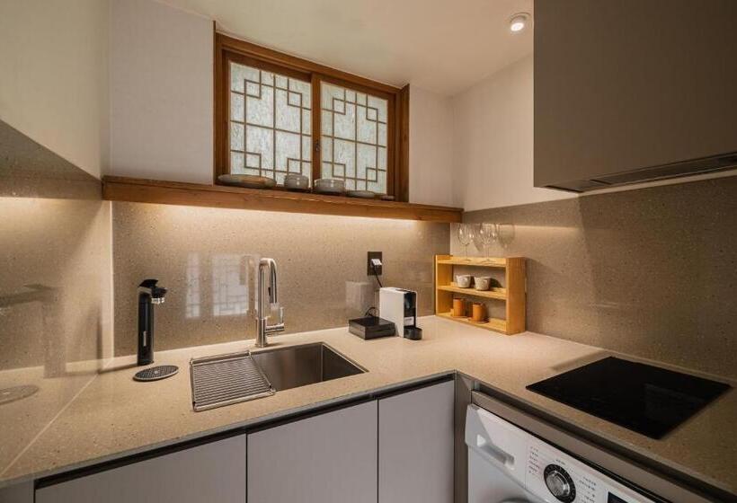 Luxury Hanok With Private Bathtub   Sn08