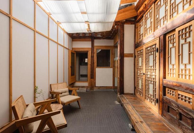 Luxury Hanok With Private Bathtub   Sn08