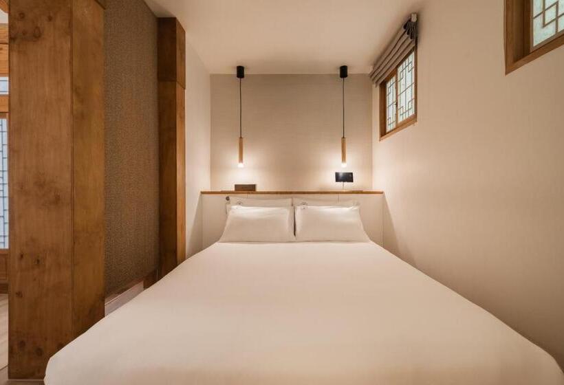 Luxury Hanok With Private Bathtub   Sn08