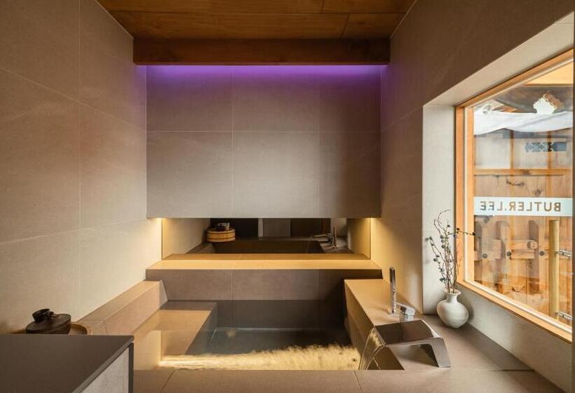 Luxury Hanok With Private Bathtub   Sn08