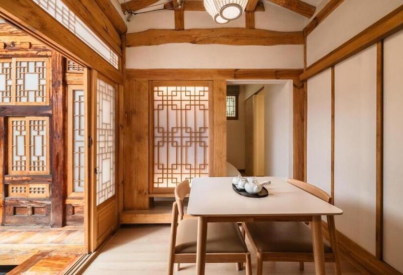 Luxury Hanok With Private Bathtub   Sn08